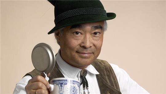 Der „jodelnde Japaner“ Takeo Ischi tritt in der Kutenholzer Festhalle auf.