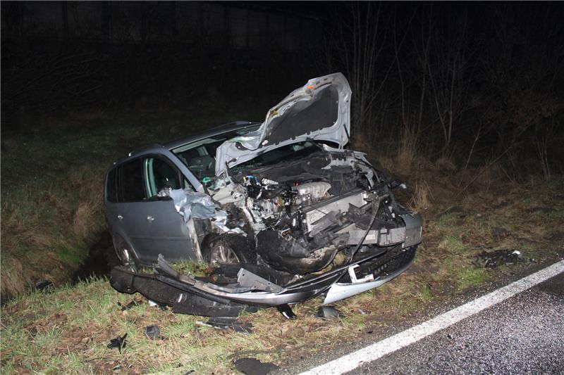 Frontalzusammenstoß in Ohrensen: Zwei Erwachsene und drei Kinder verletzt Der junge Fahrer eines VW Touran gerit kurz hinter Ohrensen auf die Gegenfahrbahn. Foto: Klensang/Feuerwehr