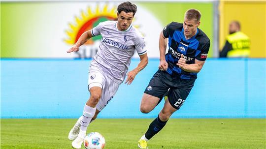 Der junge Kjell Wätjen (li) im Duell mit Routinier Steffen TIgges.