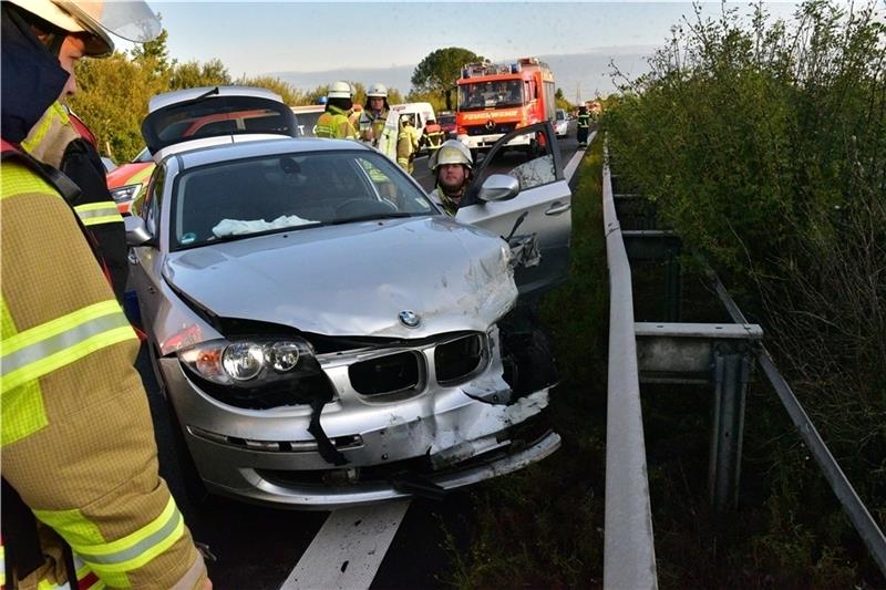 A 26: Schwerer Unfall kurz vor Dollern Der junge Mann war mit dem BMW in die Mittelleitplanke geraten. Fotos: Beneke