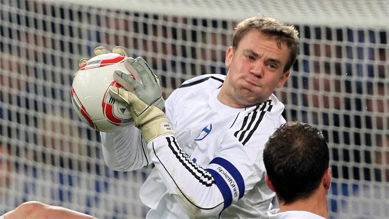 Der junge Manuel Neuer im Schalke-Trikot in Aktion. (Archivbild)