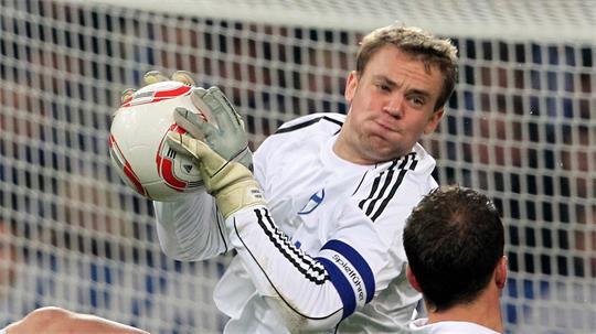 Der junge Manuel Neuer im Schalke-Trikot in Aktion. (Archivbild)