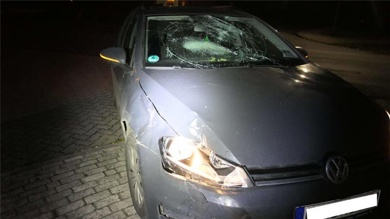 Auto überschlägt sich mehrfach: Schwerverletzter nach Drogenfahrt Der junge Motorradfahrer flog in Cadenberge in die Frontscheibe des VW.