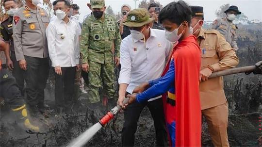Der junge „Superman“ gilt schon jetzt als Symbolfigur im Kampf gegen die Flammen. 