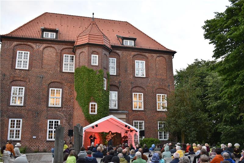 Der kalte Wind konnte das Open-Air-Erlebnis, mit dem Schloss Agathenburg seine Jazz-Reihe eröffnete, nicht trüben. Fotos: Weselmann