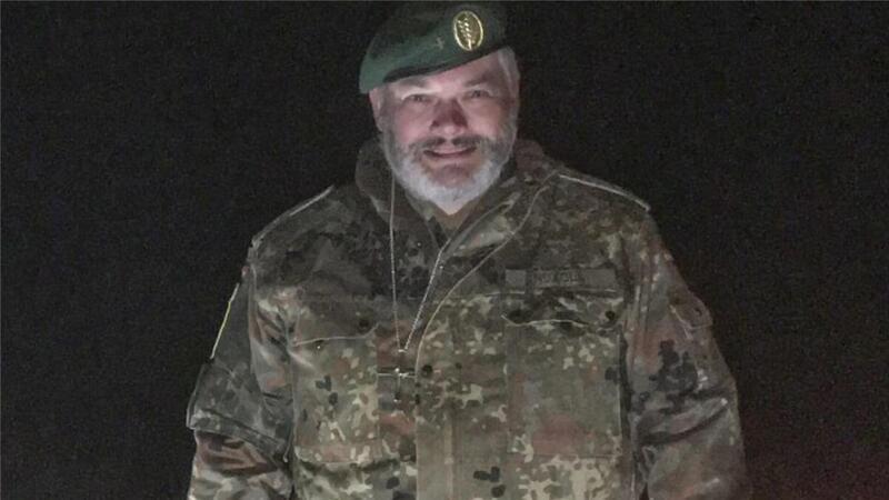 Der katholische Militärseelsorger Thomas Nuxoll in Uniform.