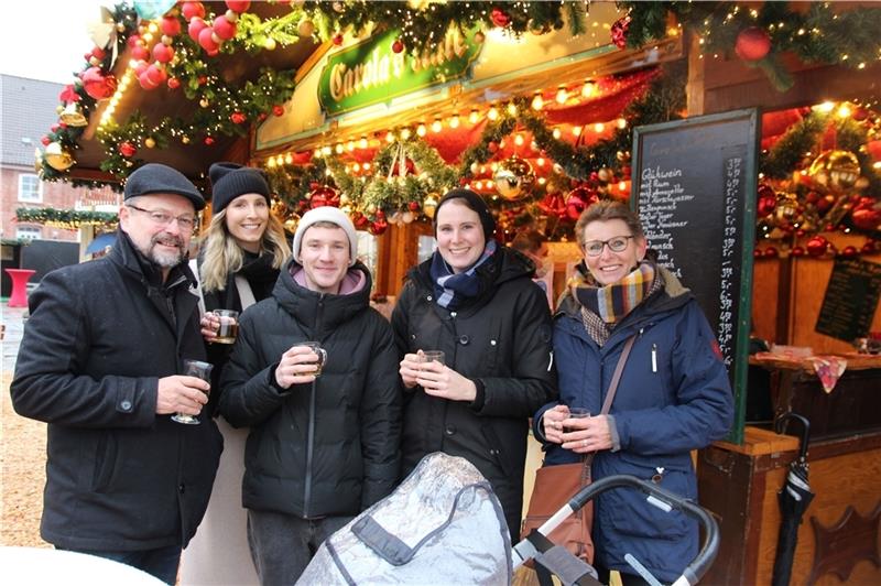 Der kleine Ben verschläft im Kinderwagen den ersten Weihnachtsmarktbesuch seines Lebens – aber der Rest der Familie Peter ist in Punschlaune und hebt die Tassen im Weihnachtsdorf am Sande . Foto: Richter