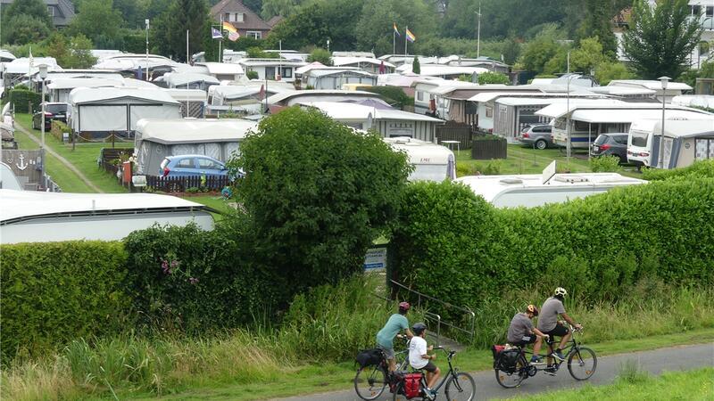Der kleine Campingplatz „Krautsand am Elbstrand“ liegt direkt am Elbdeich. Nach geplatzten Verkaufsverhandlungen in diesem Jahr steht er nach wie vor zum Verkauf.
