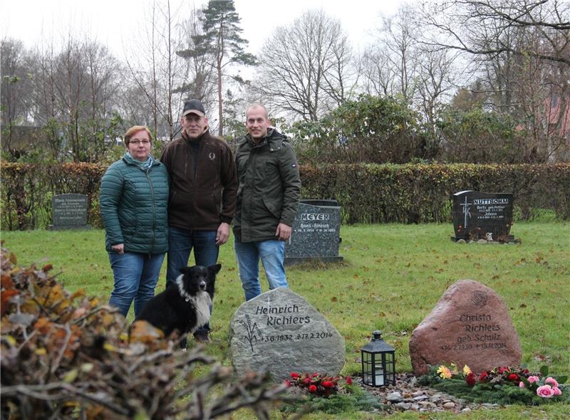 Von den Nachbarn getragen Der kleine Friedhof von Frankenmoor ist im Privatbesitz der Familie Richters (von links): Karin, Bernd und Andreas Richters. Foto: Klempow