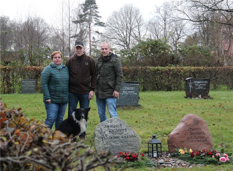 Der kleine Friedhof von Frankenmoor ist im Privatbesitz der Familie Richters (von links): Karin, Bernd und Andreas Richters. Foto: Klempow