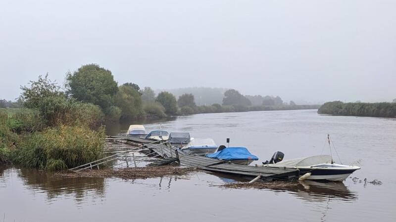 Sturmebbe führt zu massivem Uferabbruch an der Oste Der kleine Sportbootanleger der Wassersport-Sparte des TSV Großenwörden ist durch den Uferabbruch förmlich in die Oste gezogen worden.