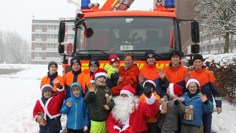 Nikolaus in luftiger Höhe lässt Kinderaugen im Elbe Klinikum erstrahlen Der kleine Thorge (3; Mitte) mit seiner Mutter Heike, eingerahmt von Mitgliedern der Kinder- und der Jugendfeuerwehr Stade.