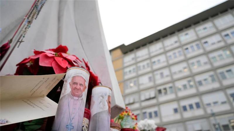 Sorge um Papst weiter groß - Franziskus‘ Zustand „stabil“ Der klinische Zustand von Papst Franziskus ist nach Vatikan-Angaben stabil.