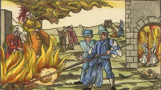 Der kolorierte Druck von 1555 zeigt die Hinrichtung vermeintlicher Hexen.