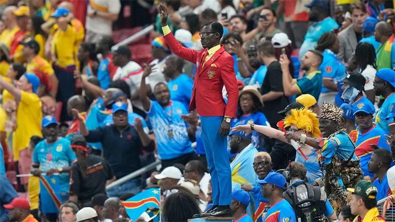 Der kongolesische Fan Michel Nkuka Mboladinga posiert als Statue.