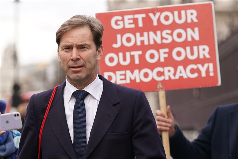 Britischer Verteidigungsausschuss: Vorsitzender tritt zurück Der konservative Abgeordnete Tobias Ellwood hat wegen anhaltender Kritik sein Amt im britischen Verteidigungsausschuss niedergelegt.