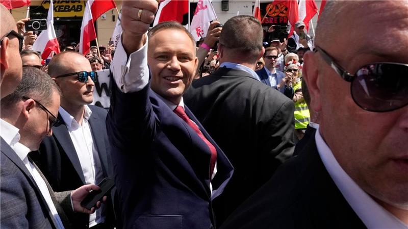 Parteien machen vor Präsidentenwahl in Polen mobil Der konservative polnische Präsidentschaftskandidat Karol Nawrocki bei der Demonstration seiner Anhänger. (Foto aktuell)