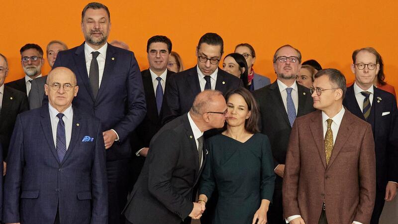 Kuss für Baerbock: Kroatiens Außenminister entschuldigt sich Der kroatische Außenminister Gordan Grlić Radman begrüßt Annalena Baerbock mit einen Kuss beim Gruppenbild im Rahmen der Europakonferenz in Berlin.
