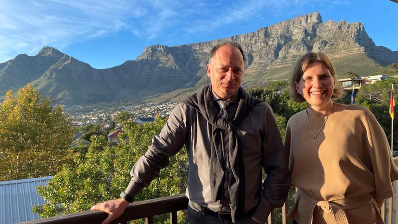 Der künftige Arbeitsplatz: Das Foto zeigt Sabrina Gellermann im Mai 2023 an der Deutschen Schule in Kapstadt zusammen mit Schulleiter Alexander Kirmse auf dem Balkon des Schulleiterbüros.