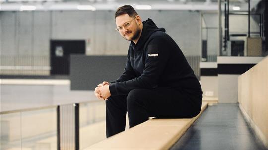 Der künftige Buxtehuder Co-Trainer Philipp Warnholtz in der Halle Nord, seinem künftigen Arbeitsplatz.