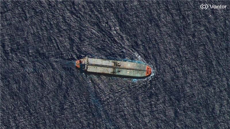 Der kürzlich von den USA vor der Küste Venezuelas beschlagnahmte Rohöltanker „Skipper“, gesehen, als das Schiff in südwestlicher Richtung fährt und sich etwa 33 Kilometer nördlich von Guadeloupe in der südlichen Karibik befindet.