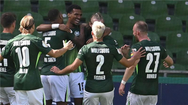 Rekordsieg für Wolfsburg bei Pflichtspiel-Debüt von Simonis Der kurz zuvor eingewechselte Moritz Jenz (4.v.l.) traf zur Wolfsburger Führung.