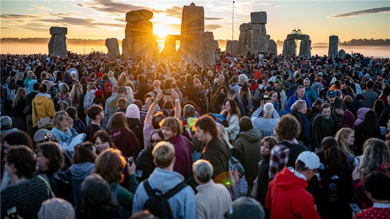 Der längste Tag hat begonnen - Sonnenaufgang in Stonehenge.