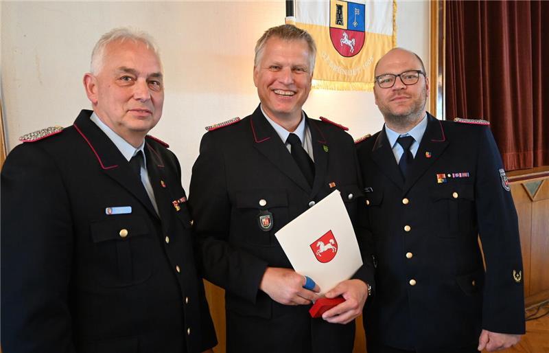 Der langjährige Ortsbrandmeister von Hollern-Twielenfleth, Thomas Franz (Mitte), erhielt das Feuerwehrehrenabzeichen am Bande des Landes Niedersachsen. Thorsten Hellwege und Henning Klensang (rechts), Kreisbrandmeister und Vorsitzender des Kreisfeuerwehrverbandes, überreichten die Ehrung.