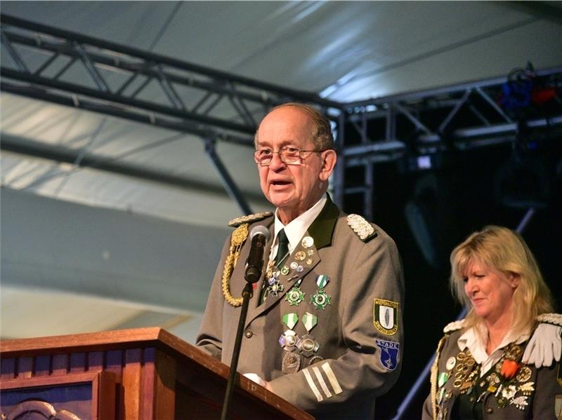 Der langjährige Vereinspräsident Arthur Schreiber erhält das Verdienstkreuz des Bezirksschützenverbands Stade für sein Engagement.
