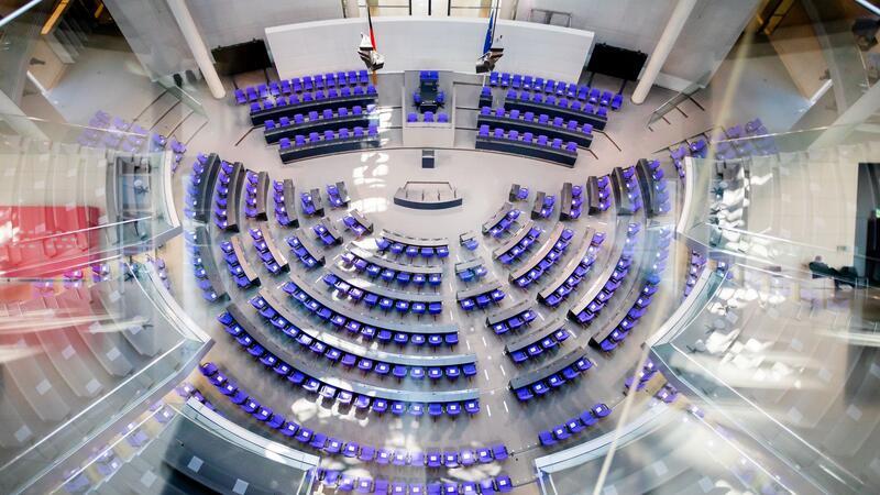 Urteil zur GroKo-Wahlrechtsreform - Wählen „im Blindflug“? Der leere Plenarsaal des Deutschen Bundestages.