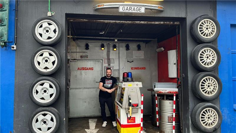 Der legendäre Eingang der Garage mit den Reifen links und rechts. Hier haben schon Generationen von Buxtehudern gefeiert.