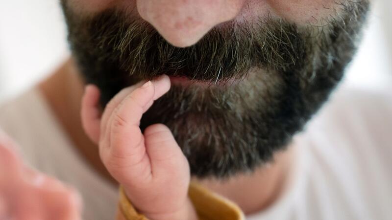 Bundesverfassungsgericht erweitert Elternbegriff Der leibliche Vater eines heute dreijährigen Sohnes hatte sich durch die Instanzen bis vor das höchste deutsche Gericht geklagt (Symbolbild).