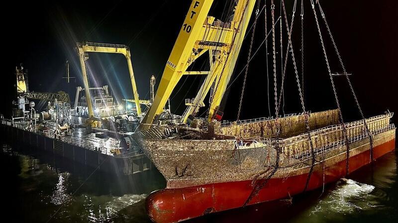 „Verity“ endlich vom Meeresgrund geborgen Der leistungsstarke Schwimmkran hebt die 580 Tonnen schwere Bugsektion der „Verity“ an die Wasseroberfläche.