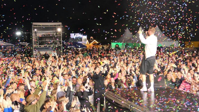 Ballermann-Stars beim Elbstrand-Festival: Diese Musiker kamen am besten an Der letzte Act Julian Sommer brachte Krautsand noch einmal zum Überkochen.