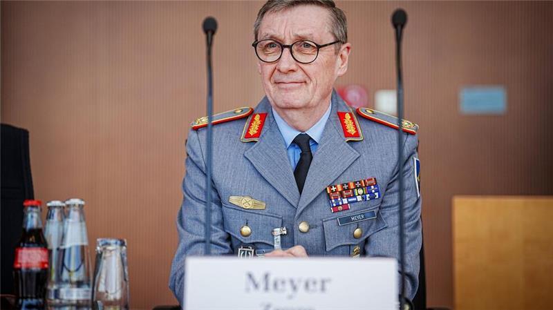 Seehofer, Scholz und Merkel Zeugen im Afghanistan-Ausschuss Der letzte Kommandeur der Bundeswehr in Afghanistan, Brigadegeneral Ansgar Meyer, hat dem früheren Außenminister Heiko Maas (SPD) vier Monate vor der chaotischen Evakuierung aus Afghanistan wenig Hoffnung auf eine stabile Lage in dem Land nach dem Abzug der ausländischen Truppen gemacht. In einem Lagevortrag für Maas im April 2021 habe er auf die „sehr kritische Sicherheitslage“ und die geringe Durchhaltefähigkeit der afghanischen Sicherheitskräfte hingewiesen, bestätigte Meyer bei seiner Vernehmung als Zeuge im Untersuchungsausschuss.