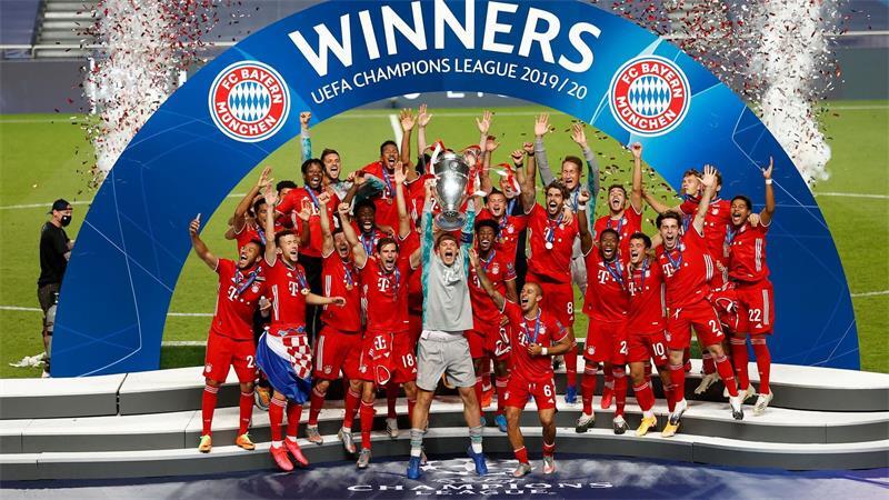 Der letzte Münchner Champions-League-Triumph fiel in die Corona-Zeit. Manuel Neuer reckt den Pokal in die Höhe. (Archivbild)