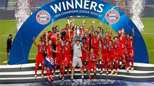Der letzte Münchner Champions-League-Triumph fiel in die Corona-Zeit. Manuel Neuer reckt den Pokal in die Höhe. (Archivbild)