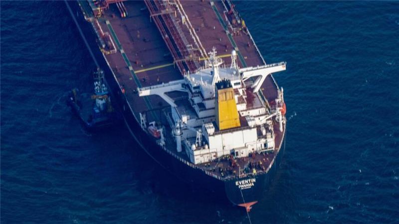 Der manövrierunfähige Tanker „Eventin“ liegt zwischen Binz und Sassnitz auf der Reede Sassnitz