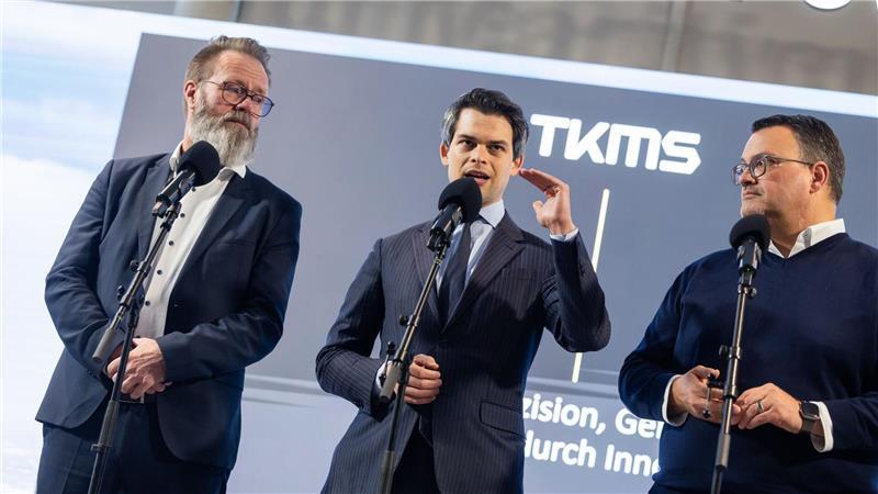 Der maritime Beauftragte der Bundesregierung, Christoph Ploß (Mitte) spricht in Kiel mit Wirtschaftsminister Claus Ruhe Madsen (links, CDU) und TKMS-Chef Oliver Burkhard.