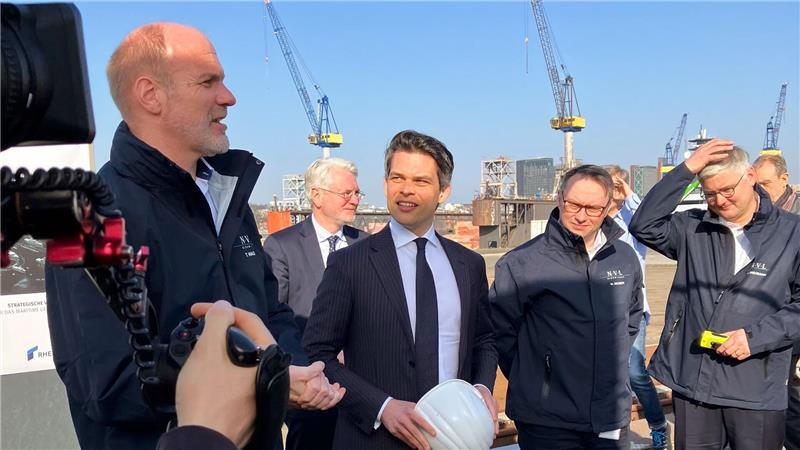 Der maritime Koordinator der Bundesregierung und CDU-Politiker, Christoph Ploß (M), besucht die Werft Blohm+Voss.
