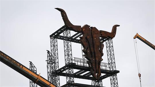 Der markante Bullenschädel in Wacken hängt bereits.