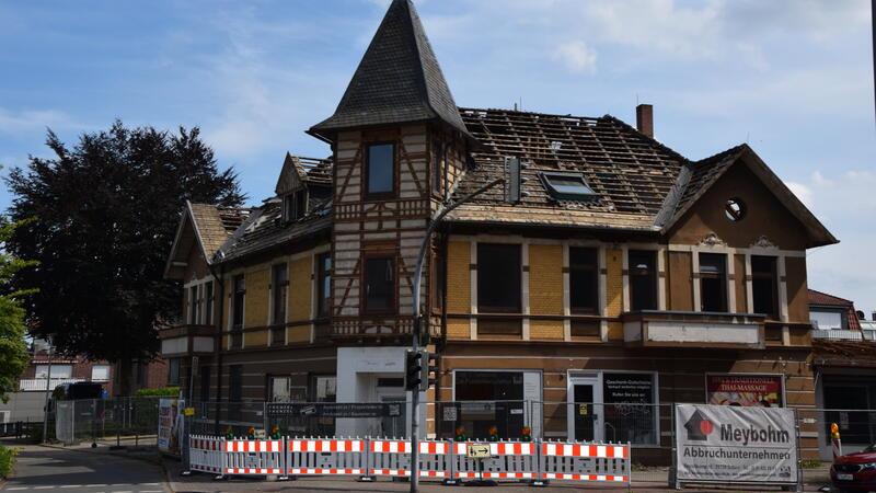 Der markante Turm gibt dem baufälligen Wohn- und Geschäftshaus an der Marktstraße 9 in Altkloster seinen Namen. Das Türmchenhaus dürfte nahezu jedem in Buxtehude bekannt sein.