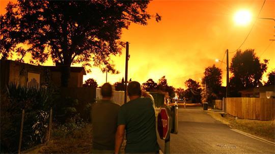 Der massive Waldbrand trifft die Region mitten in der Hochsaison.