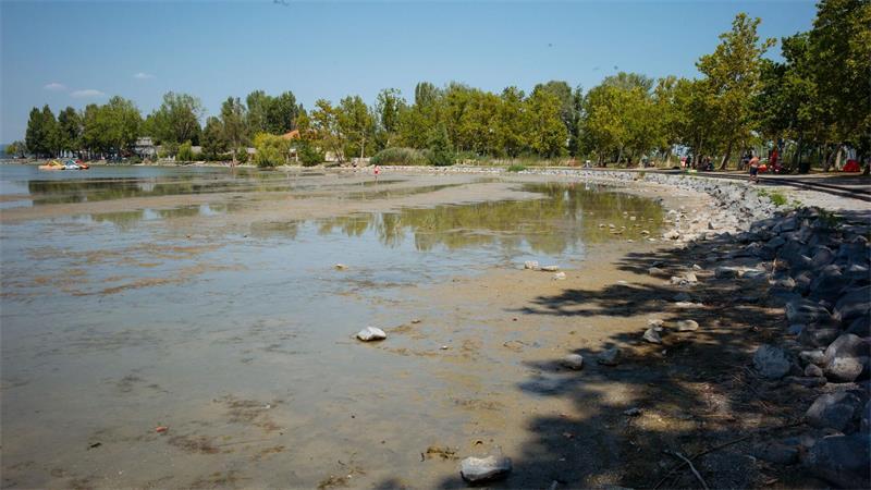 Wasserarme Donau wird zur Asservatenkammer der Geschichte Der menschengemachte Klimawandel hat seinen Anteil an extremer Hitze und Trockenheit wie hier am ungarischen Plattensee.