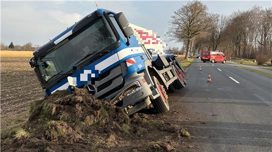 Der mit Diesel beladene Lkw verunglückte zwischen Mulsum und Hagenah.