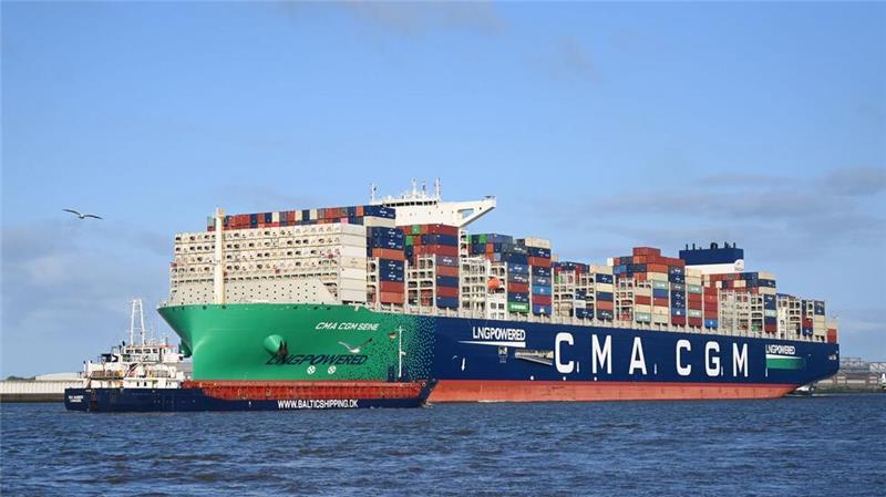 Der mit Flüssigerdgas betriebene und knapp 400 Meter lange Frachter fährt kurz nach Sonnenaufgang am Eurogate-Terminal des Hamburger Hafens ein.