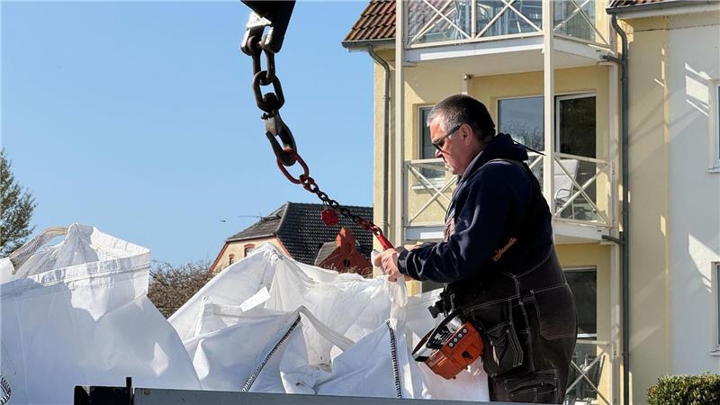 Der mit den Baggerarbeiten beauftragte Unternehmer Fred Babbel läd die gefüllten Big Bags am Hafen ab.