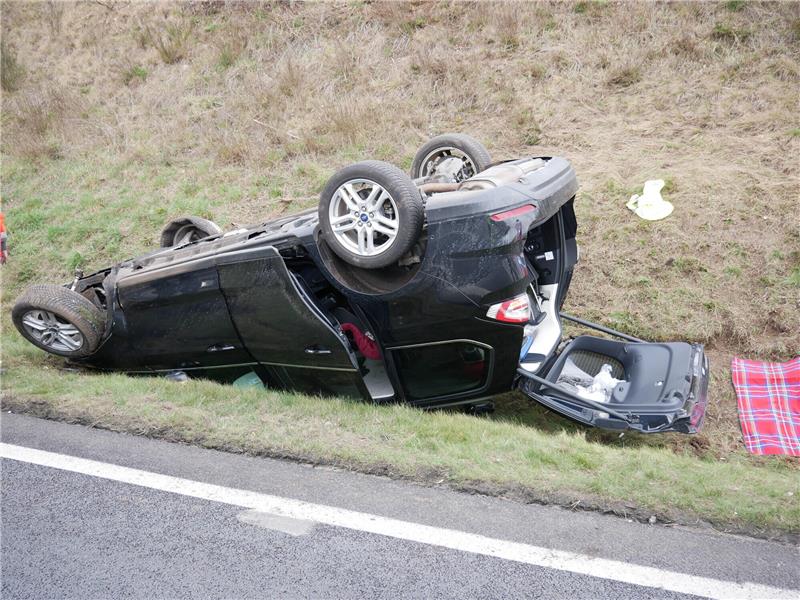 Sittensen: Sieben Verletzte bei Unfall auf der A1 Der mit drei Kindern und drei Erwachsenen besetzte Ford hat sich überschlagen. Foto: Polizei