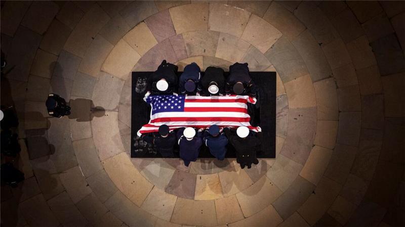 Der mit einer Flagge bedeckte Sarg des ehemaligen US-Präsidenten Jimmy Carter liegt in der Rotunde des US-Kapitols.