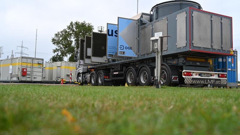 Erste Ferngasleitung wird für Wasserstoff umgerüstet Der mobile Verdichter „Optimus“ mit geöffneten Türen gibt Einblick ins Innere. Dieser beginnt damit, das Erdgas aus den Leitungsabschnitten Emsbüren-Bad Bentheim und Bad Bentheim-Legden zu entnehmen sowie es in einen anderen Leitungsabschnitt umzupumpen.